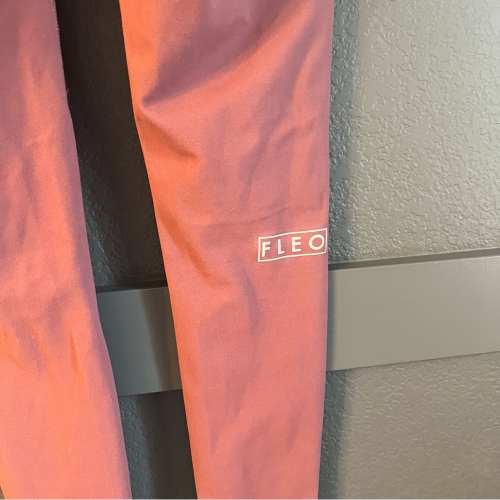 FLEO • Pink high rise leggings • medium - Picture 2 of 5